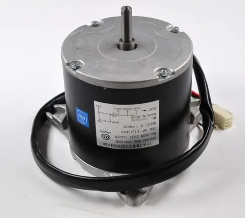 Schwarzer Elektromotor mit metallischer Oberfläche, Kabellatz und Steckverbindung. An der Seite ist ein Aufkleber mit technischen Informationen und dem Markennamen Remko.