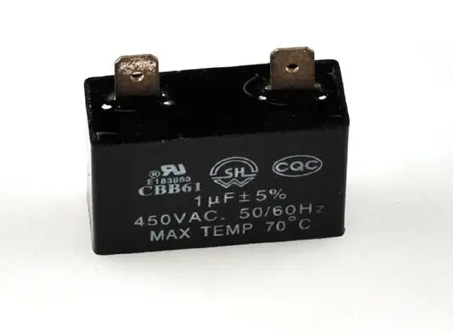 Kondensator von Remko mit zwei Anschlussklemmen. Beschriftet mit 1 µF ± 5%, 450VAC, 50/60Hz und einer maximalen Temperatur von 70 °C.