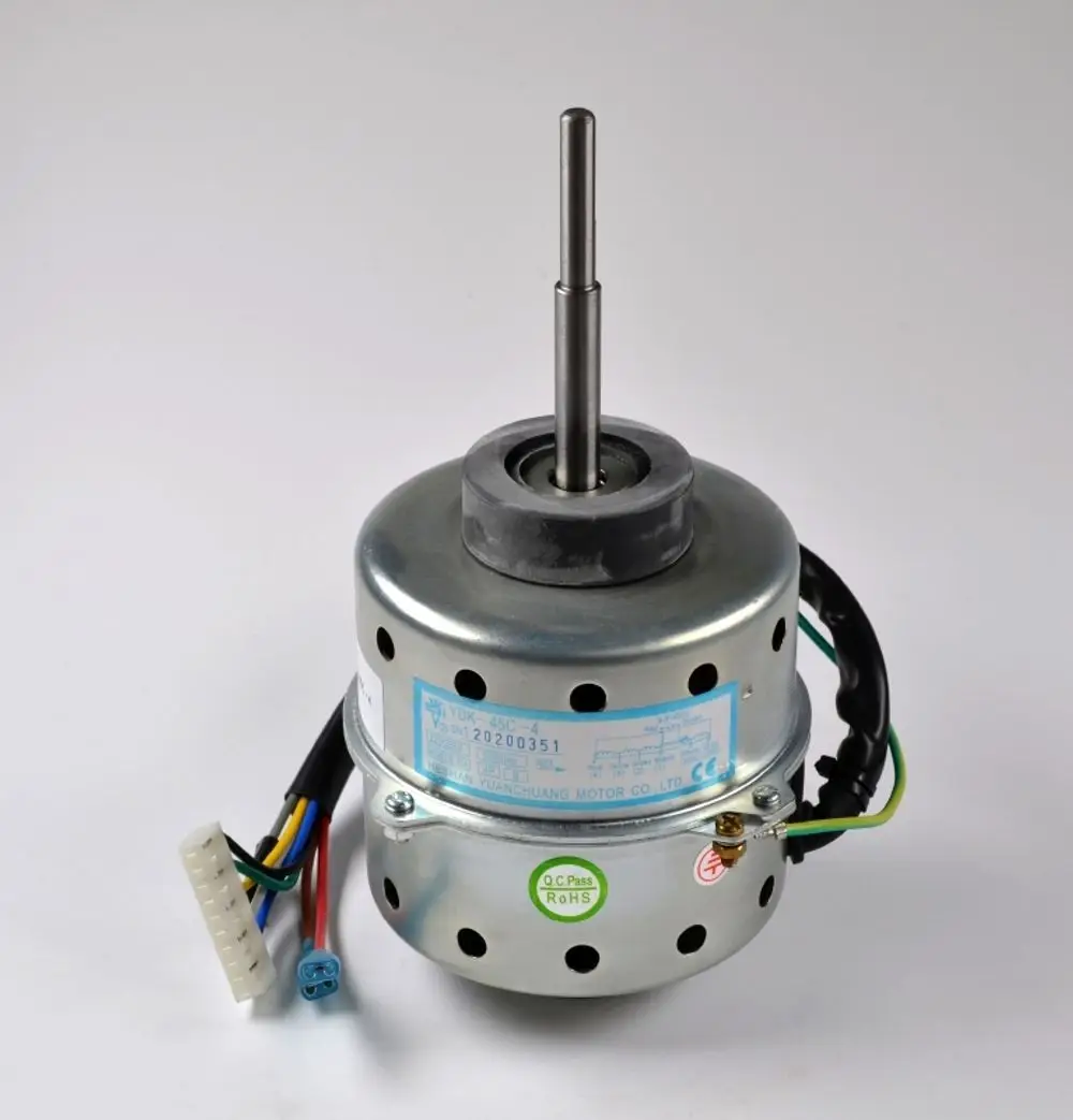 Ventilatormotor mit metallischem Gehäuse und Anschlusskabel, hergestellt von Remko. Der Motor hat einen zentralen Wellenstift und ist im Bereich der Luftzirkulation einsetzbar.