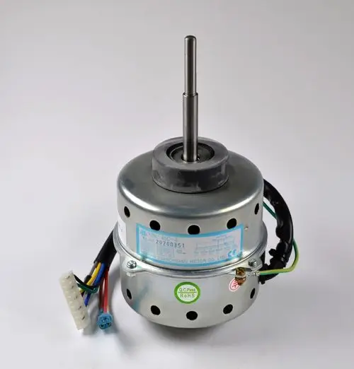 Ventilatormotor mit metallischem Gehäuse und Anschlusskabel, hergestellt von Remko. Der Motor hat einen zentralen Wellenstift und ist im Bereich der Luftzirkulation einsetzbar.