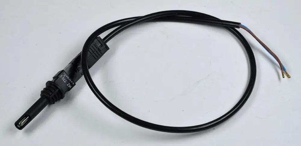 Schwarzes Kabel mit einem Stecker und zwei freiliegenden Drähten, vermutlich für elektrische Anwendungen. Produkt von Remko.