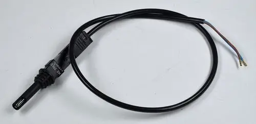 Schwarzes Kabel mit einem Stecker und zwei freiliegenden Drähten, vermutlich für elektrische Anwendungen. Produkt von Remko.