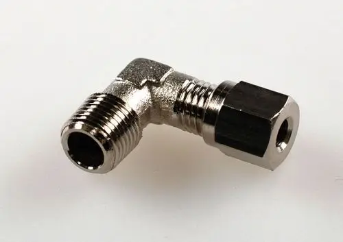 Eckige Metallkupplung von Remko mit einem Gewinde auf der einen Seite und einem Anschluss auf der anderen. Geometrische Form zur Verbindung von Rohrleitungen.