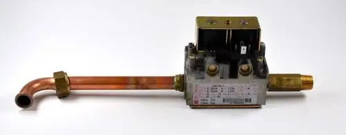 Gasarmatur mit einem Kupferrohr und einem Anschluss, hergestellt von Remko. Die Armatur zeigt eine Beschriftung mit technischen Informationen.