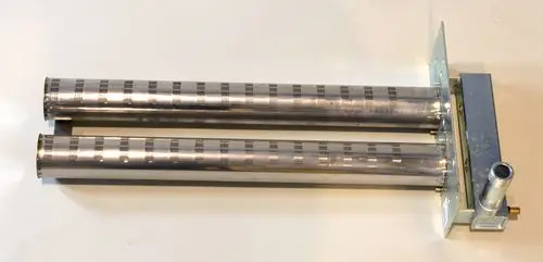 Zwei Silberne Rohre mit einem Metallrahmen und einem Anschluss, möglicherweise für Gasbetrieb. Produkt gehört zur Marke Remko.