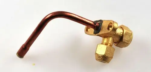 Kupferrohr mit Messingabsperrventil zur Einspritzleitung, Teil von Remko-Systemen, zeigt Anschlussstellen und eine gebogene Form.