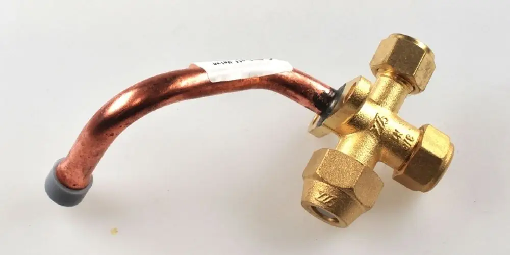 Absperrventil mit einer Kupferleitung und einem goldfarbenen Gehäuse. Das Produkt stammt von der Marke Remko und dient zur Regulierung von Flüssigkeitsströmen.