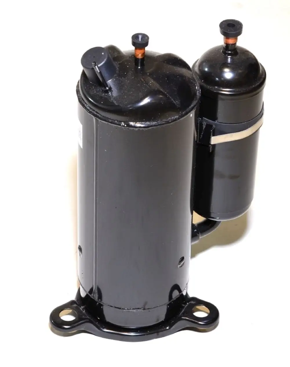 Schwarzer Kompressor von Remko mit zwei Anschlussöffnungen und einer Befestigungsbasis. Das Design ist zylindrisch, mit einer zusätzlichen kleineren Einheit an der Seite.
