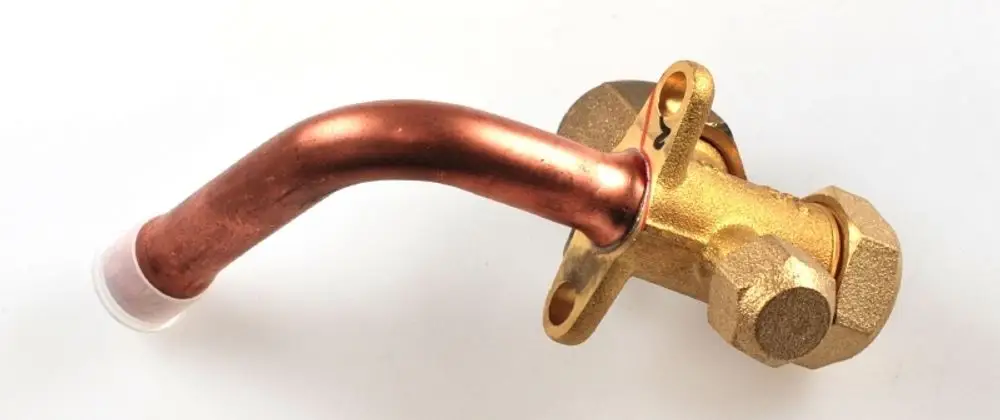 Absperrventil aus Messing mit gebogenem Kupferrohr und einer Anschlussmutter, hergestellt von Remko. Das Produkt ist für die Verwendung in Saugleitungen ausgelegt.