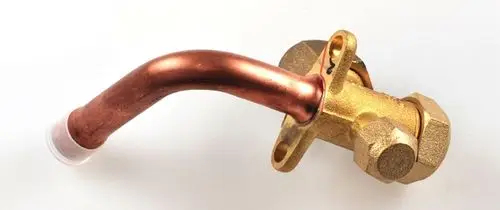 Absperrventil aus Messing mit gebogenem Kupferrohr und einer Anschlussmutter, hergestellt von Remko. Das Produkt ist für die Verwendung in Saugleitungen ausgelegt.