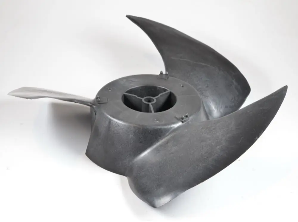 Schwarzer Ventilatorflügel mit vier aerodynamischen Blättern, zentraler Montageschnittstelle, geeignet für Remko-Verflüssigeranwendungen.