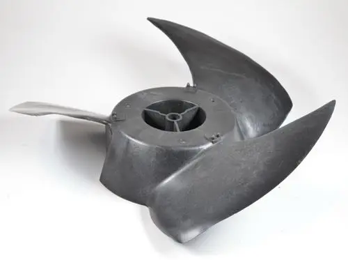Schwarzer Ventilatorflügel mit vier aerodynamischen Blättern, zentraler Montageschnittstelle, geeignet für Remko-Verflüssigeranwendungen.