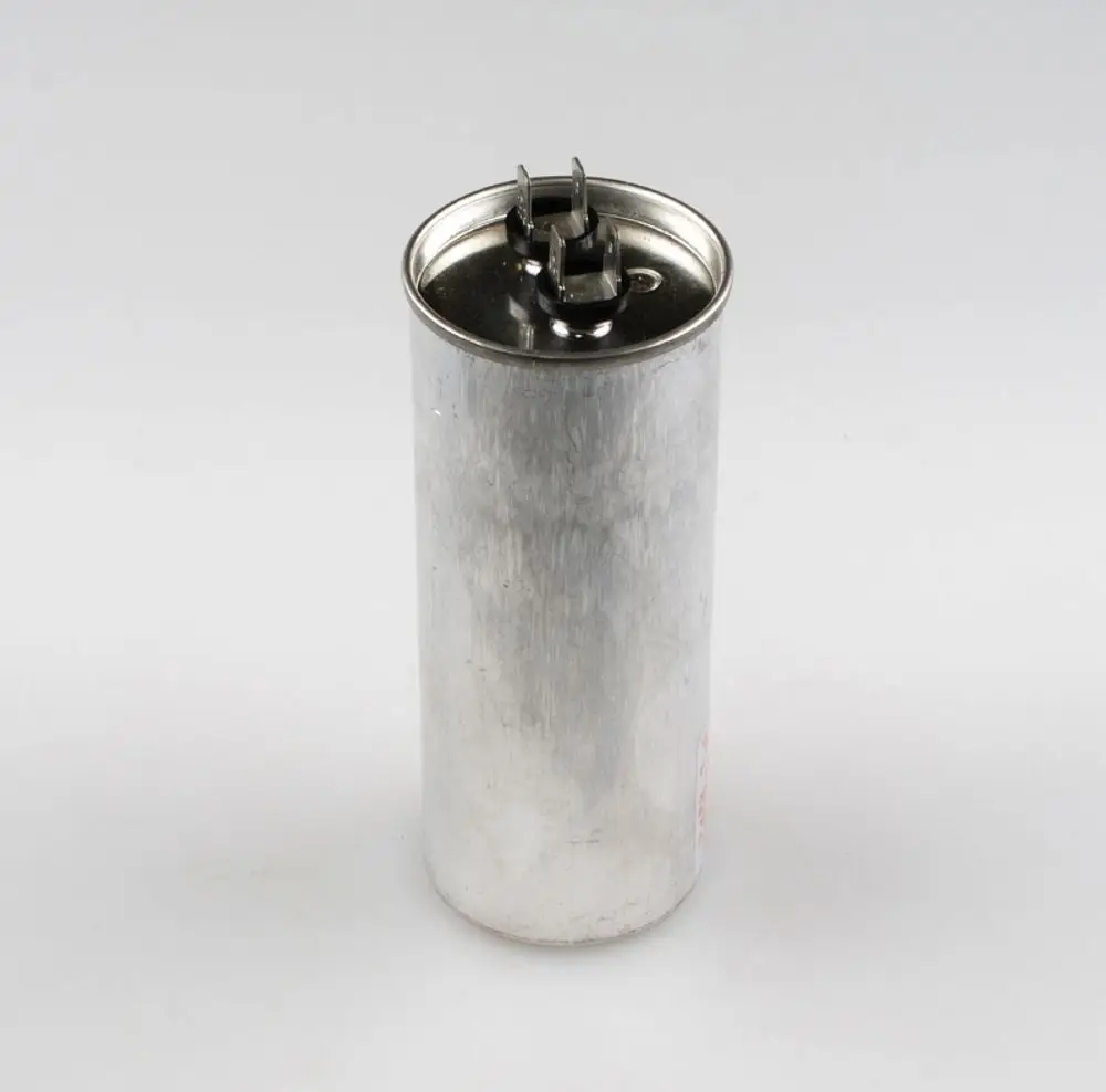 Aluminöser Kondensator von Remko mit zwei Anschlussklemmen an der Oberseite, zylindrische Form, auf neutralem Hintergrund abgebildet.