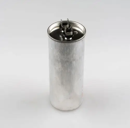 Aluminöser Kondensator von Remko mit zwei Anschlussklemmen an der Oberseite, zylindrische Form, auf neutralem Hintergrund abgebildet.