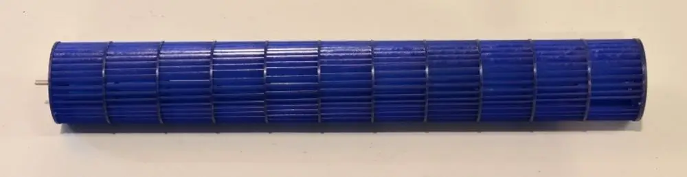 Blaues Ventilatorrad mit Rippenstruktur, hergestellt von Remko. Das Produkt hat eine zylindrische Form und ist für den Einsatz in Lüftungssystemen konzipiert.