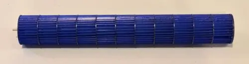 Blaues Ventilatorrad mit Rippenstruktur, hergestellt von Remko. Das Produkt hat eine zylindrische Form und ist für den Einsatz in Lüftungssystemen konzipiert.