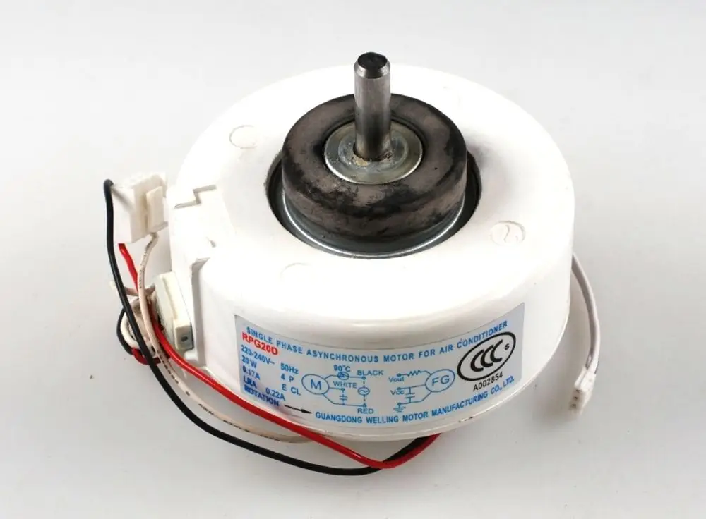 Ventilatormotor in weißer Gehäuseform mit angeschlossenen Kabeln. Für Anwendungen in Klimaanlagen, hergestellt von Remko.