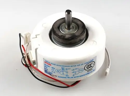 Ventilatormotor in weißer Gehäuseform mit angeschlossenen Kabeln. Für Anwendungen in Klimaanlagen, hergestellt von Remko.