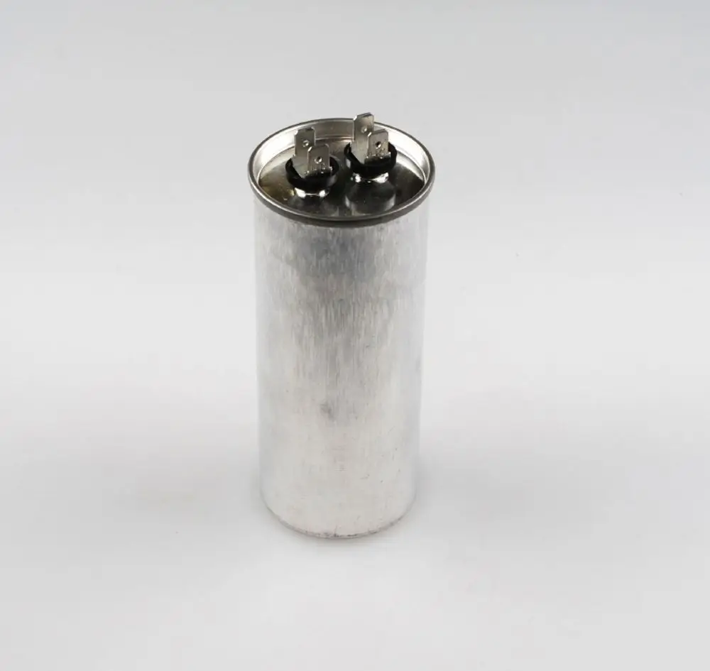Zylindrischer metallener Kondensator mit zwei Anschlussstiften oben, hergestellt von Remko. Der Körper hat eine glatte Oberfläche und ist silbern.