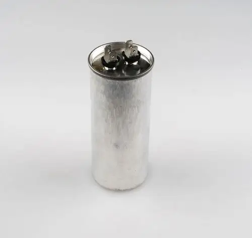 Zylindrischer metallener Kondensator mit zwei Anschlussstiften oben, hergestellt von Remko. Der Körper hat eine glatte Oberfläche und ist silbern.
