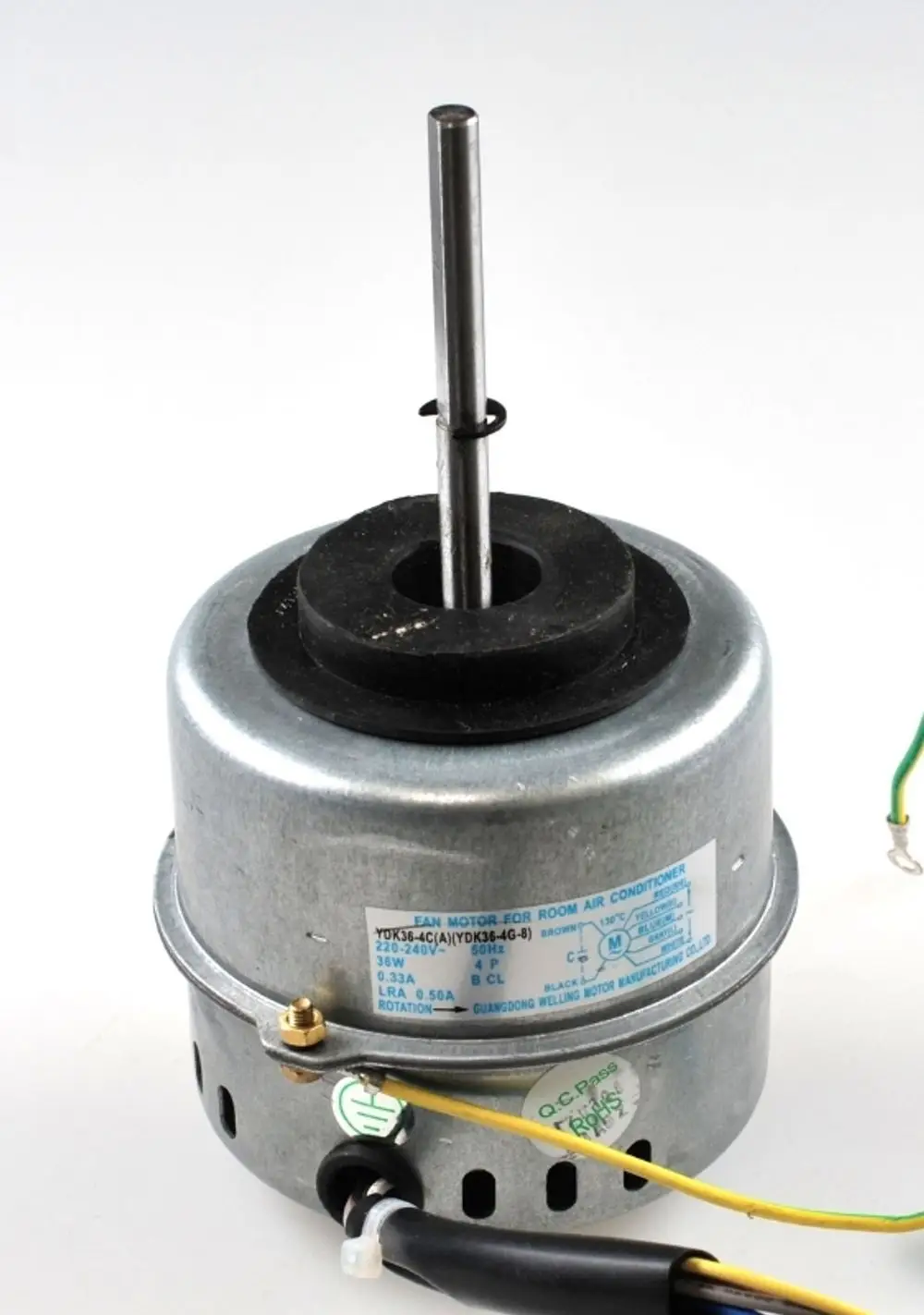 Ventilatormotor mit metallischem Gehäuse und senkrechtem Antriebsstift. Ausgestattet mit elektrischen Anschlussdrähten, ideal für den Einsatz in Klimaanlagen von Remko.