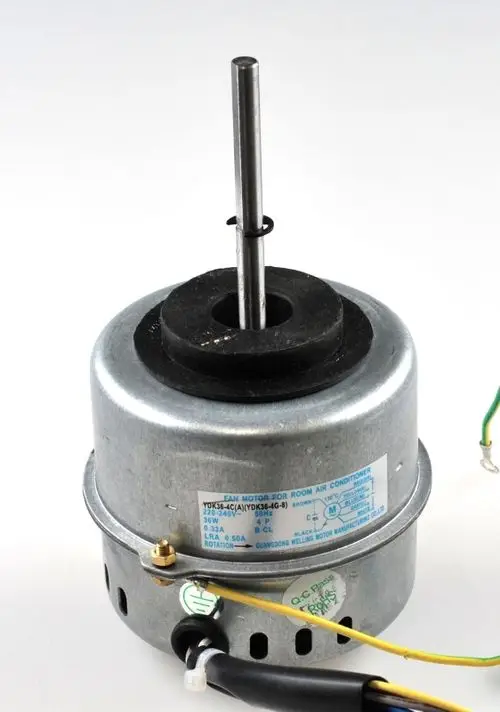 Ventilatormotor mit metallischem Gehäuse und senkrechtem Antriebsstift. Ausgestattet mit elektrischen Anschlussdrähten, ideal für den Einsatz in Klimaanlagen von Remko.