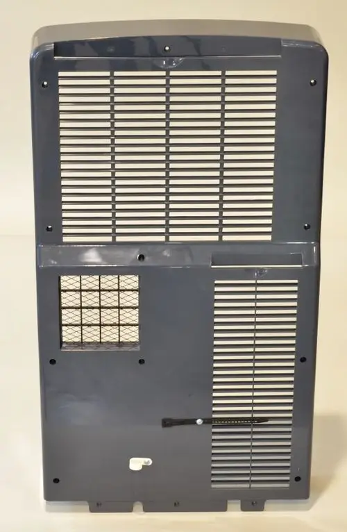 Rückwand für Klimageräte, gefertigt von Remko, mit mehreren Lüftungsschlitzen und einem Gitterelement. Die Oberfläche ist glatt und in einem schlichten Design.
