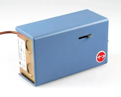 Kombiregler von Remko in blauer Gehäusefarbe mit einem Schieberegler, der die Positionen „MAN“ und „AUTO“ anzeigt. Anschlusskabel sichtbar auf der linken Seite.