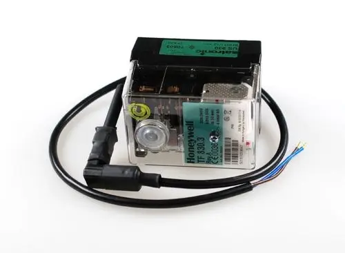 Remko Umbausatz mit transparentem Gehäuse, sichtbaren elektrischen Komponenten und mehreren Anschlusskabeln.