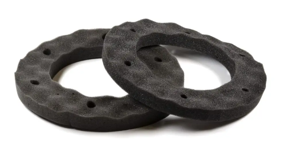 Zwei schwarze Dämmringe aus Schaumstoff, mit ausgefrästen Löchern. Die Ringe sind für den Einsatz in der Heiztechnik geeignet, z. B. bei Produkten von Remko.