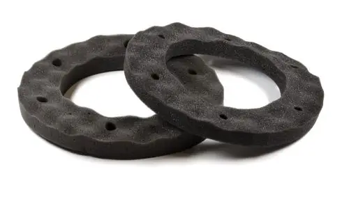 Zwei schwarze Dämmringe aus Schaumstoff, mit ausgefrästen Löchern. Die Ringe sind für den Einsatz in der Heiztechnik geeignet, z. B. bei Produkten von Remko.