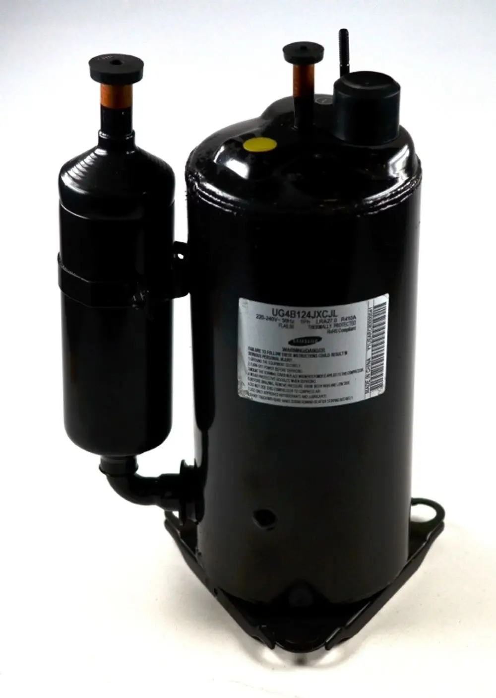 Schwarzer Kompressor von Remko mit zwei Anschlüssen, einem Zylinder und einem Etikett mit technischen Informationen. Das Produkt ist robust und für industrielle Anwendungen konzipiert.