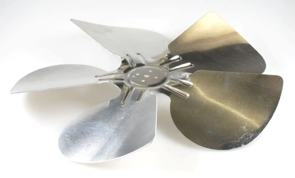 Ventilatorflügel aus Metall mit vier Klingen, verwendet in Remko-Ventilatoren. Der Flügel hat eine zentrale Montageöffnung und ist für die Luftzirkulation konzipiert.