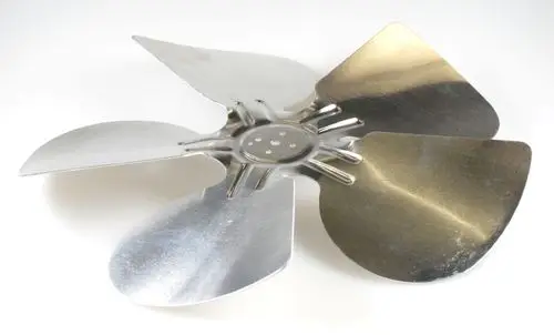 Ventilatorflügel aus Metall mit vier Klingen, verwendet in Remko-Ventilatoren. Der Flügel hat eine zentrale Montageöffnung und ist für die Luftzirkulation konzipiert.