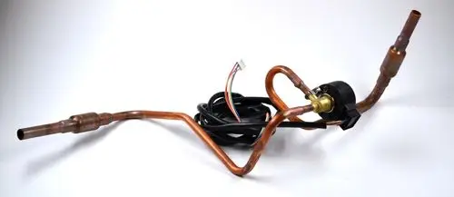 Kupferrohre mit elektrischer Steuerung, die für den Einsatz in Kältetechnik und Klimaanlagen entwickelt wurden. Teil des Systems von Remko.