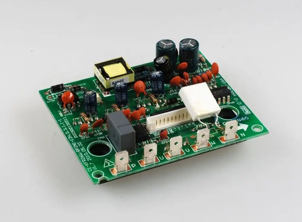 Grüne elektronische Platine mit mehreren Bauteilen, darunter Kondensatoren und Widerstände, verwendet in einem Inverter-System, hergestellt von Remko.