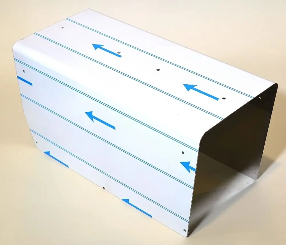 Weißer Außenmantel mit blauen Pfeilen auf der Oberfläche, hergestellt von Remko. Das Produkt hat eine rechteckige Form und offene Enden.