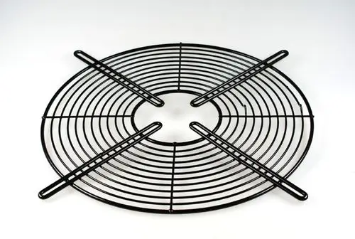 Schwarzes, rundes Metallgitter mit gestreifter Struktur und stabilen Stützen, passend für Remko Produkte, zur Sicherstellung des Ansaugens von Luft ohne Verunreinigungen.
