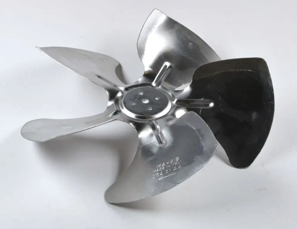 Ventilatorflügel aus Metall mit vier Blättern, hergestellt von Remko, auf weißem Hintergrund.