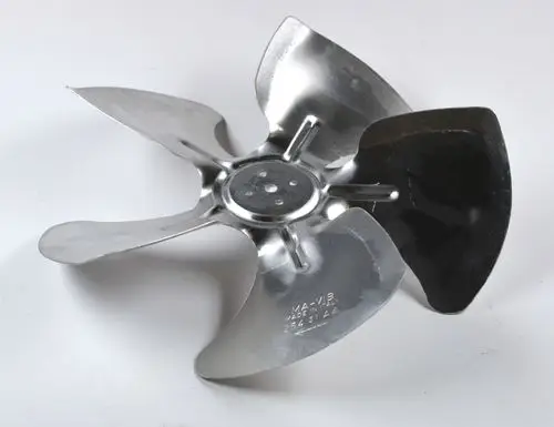 Ventilatorflügel aus Metall mit vier Blättern, hergestellt von Remko, auf weißem Hintergrund.