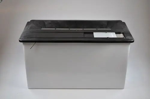 Weißer Kondensatbehälter mit schwarzem Deckel und Einschuböffnung. Sichtbare Öffnungen und Halterung. Produkt von Remko.