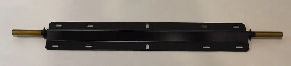 Schwarze Achse mit zwei goldfarbenen Stangenenden, montiert mit mehreren Löchern für die Befestigung. Produkt von Remko.