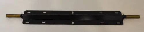 Schwarze Achse mit zwei goldfarbenen Stangenenden, montiert mit mehreren Löchern für die Befestigung. Produkt von Remko.