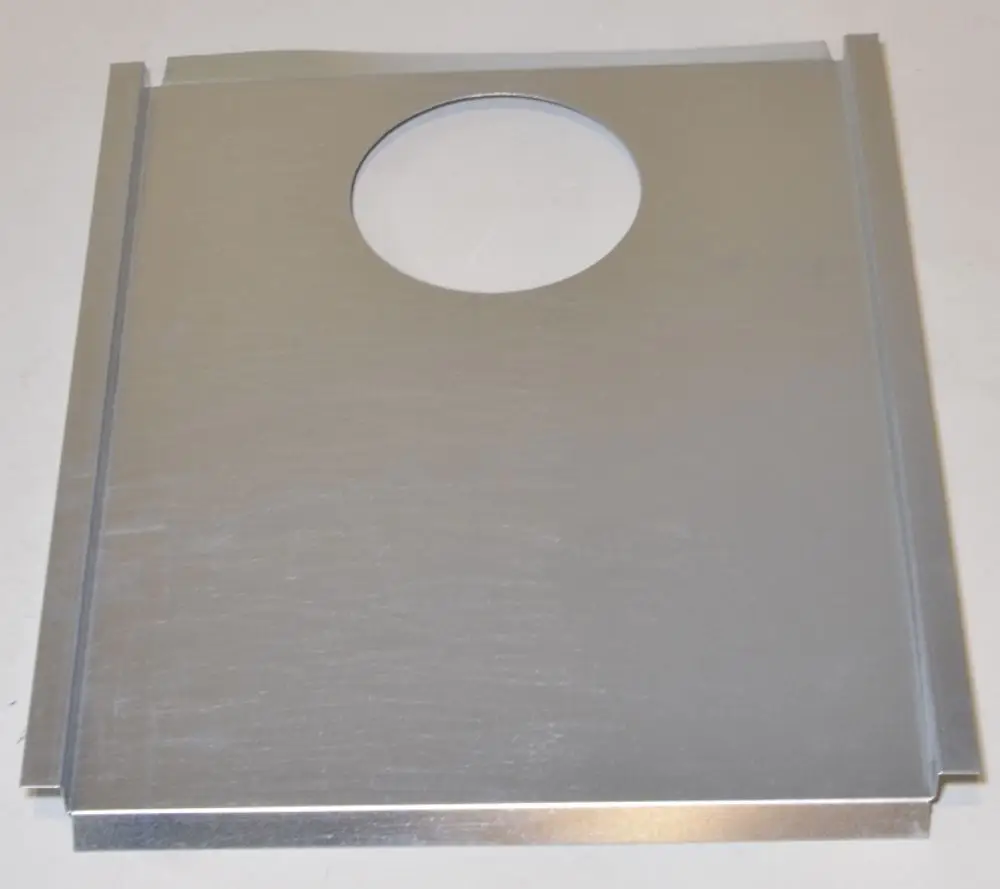 Aluminiumplatte von Remko mit kreisförmiger Aussparung in der Mitte, rechteckiger Form und Kanten, die an eine Montageanwendung erinnern.
