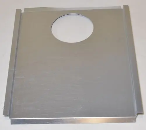 Aluminiumplatte von Remko mit kreisförmiger Aussparung in der Mitte, rechteckiger Form und Kanten, die an eine Montageanwendung erinnern.