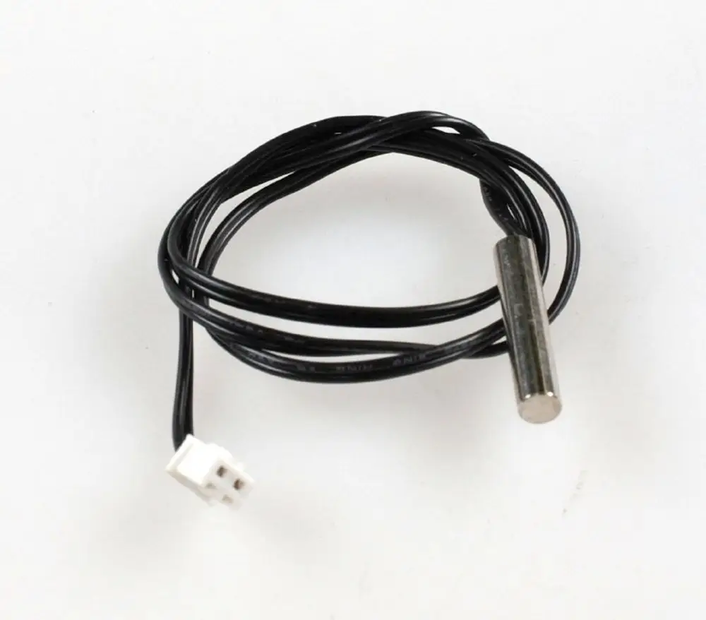 Temperatursensor mit einem Metallfühler und zwei Kabeln zum Anschluss, geeignet für Anwendungen wie Kühlung und Heizung, von der Marke Remko.