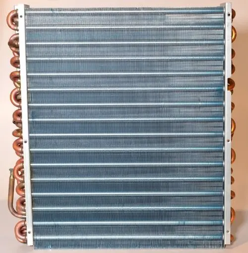 Verdampfer von Remko in horizontaler Bauform mit kupfernen Rohrleitungen und lamellenförmiger Oberfläche zur Wärmeübergabe, geeignet für Kältemittel R410A.