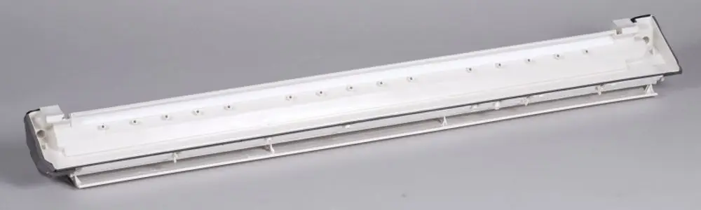 Weiße Kondensatwanne von Remko mit mehreren Entwässerungsöffnungen und einer flachen, länglichen Form, geeignet für die Montage in Klimaanlagen.