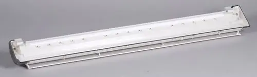 Weiße Kondensatwanne von Remko mit mehreren Entwässerungsöffnungen und einer flachen, länglichen Form, geeignet für die Montage in Klimaanlagen.
