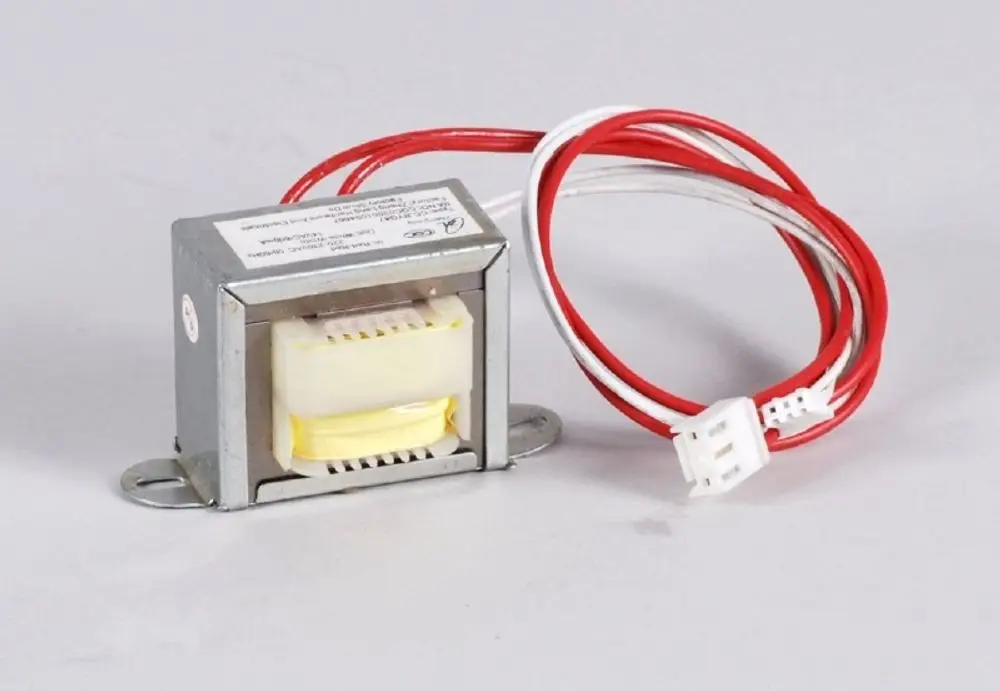 Transformator mit metallischem Gehäuse und zwei Anschlusskabeln in Rot und Weiß, von der Marke Remko. Ideal für elektrische Anwendungen.